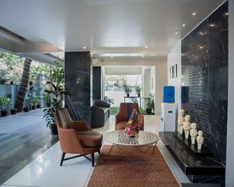 AR Suites Fontana Bay - Pune - Lobby