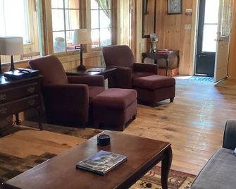 Waterfront Camp On Webb Pond - Franklin - Living room