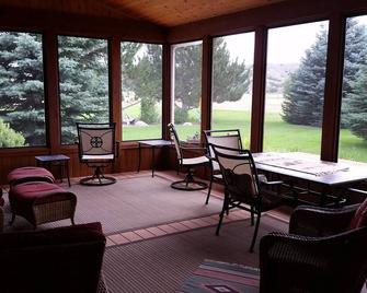 Country Elegance on 1.4 acres, subdivision common access to Yellowstone River - Big Timber - Restaurante