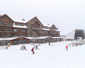 Ski-in/ski-out Dual-condo getaway w/mountain views, fireplace - Jay - Building