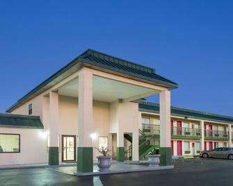 Super 8 by Wyndham Ashburn - Ashburn - Budova