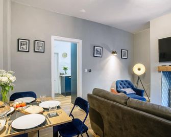 Cosy 2-Bed Cottage in a World Heritage Village - シプリー - ダイニングルーム