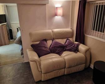 Ann's Garden Flat, Llandudno and Conwy. Quiet Residential Area, Self Contained - Deganwy - Living room