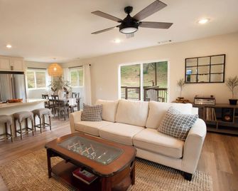 Farmhouse with 360° Nature Views in Trabuco Canyon - Trabuco Canyon - Wohnzimmer