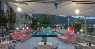 奧茲圖克公寓酒店 - 馬馬利斯 - 馬爾馬里斯 - 游泳池