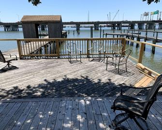 Pet Friendly Tiny Cabin Overlooking the Beautiful Waters of the Chesapeake Bay For a Peaceful Getaway in Norfolk, Virginia - Norfolk - Balcony