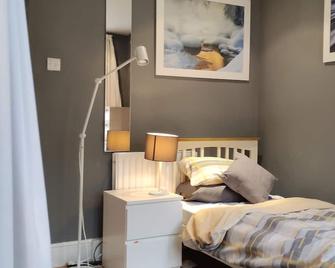 4 Bedroom maisonette only 2 minutes from Blackheath train station SE3 9LN - London - Bedroom