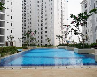 2BR for 5 Pax Bassura City Apartment next to Mall By Travelio - Jakarta - Pool