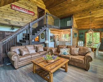 Charming 6br Stay Steps From Downtown - Gatlinburg - Living room