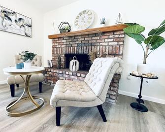 Cozy &Quiet/Safe Pvt Studio/Projector/free parking - Hayward - Living room