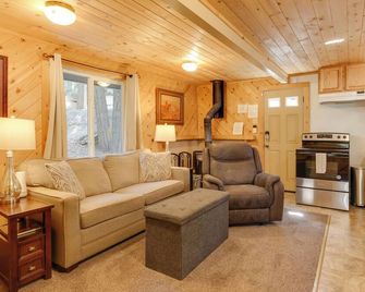 Hike, Ski & Sip: Arnold Cabin 4 Mi to State Park! - Arnold - Sala de estar