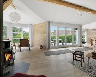 Scenic Summer House Near Quiet Lapping Waves - Kirke-Hyllinge - Wohnzimmer