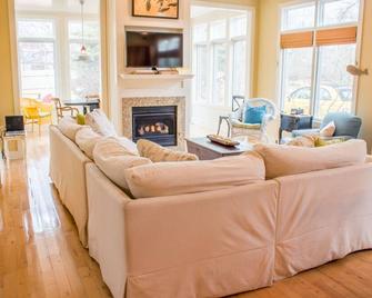 Sunshine Villa - Union Pier - Living room