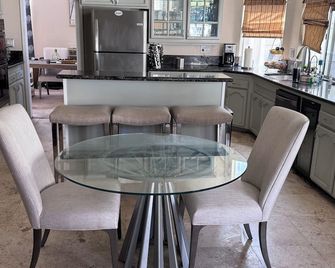 Spacious 4/bedroom house in delightfulneighborhood - Corona - Restaurant