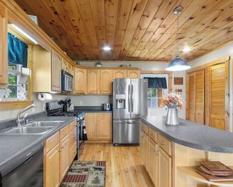 April Special ~ Mtn Views, Hot Tub+fire Pit, Wifi, Gas Log Fireplace, Grill! - Spruce Pine - Kitchen