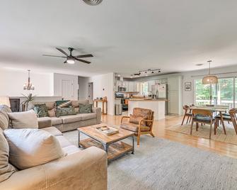 Family-Friendly Saugerties Home with Hot Tub and Games - Saugerties - Wohnzimmer