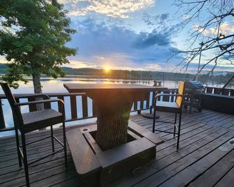 Prairiedise Mississippi Riverside Cabin Retreat: Your Perfect Waterfront Getaway - Prairie du Chien - Balkon