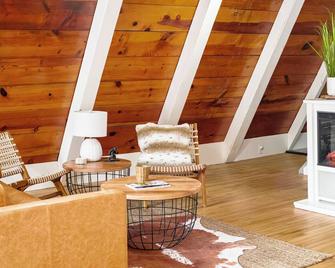 Cabin Getaway on Walter Stone - Sparta - Living room