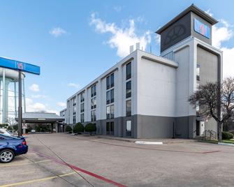 Motel 6 Lewisville, TX – Medical City - Lewisville - Building