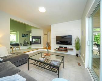 The Kayak Cottage - a nature retreat on the river, in the woods, near the beach. - Grand Bend - Living room