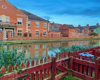 Silver Stag Properties, Cozy 2 BR Home w Parking - Loughborough - Balcony