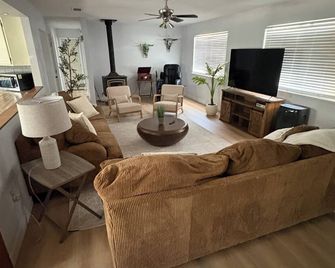 Charming 3-bedroom house with a ton of amenities. - Farmington - Living room