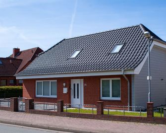 Vacation home with its own wellness oasis for up to 7 people - Dersau - Будівля
