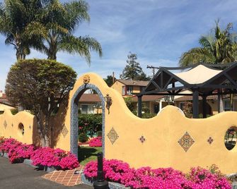 Oasis Inn and Suites - Santa Barbara - Cảnh ngoài trời