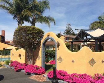 Oasis Inn and Suites - Santa Barbara - Vista esterna