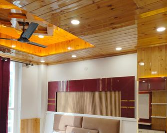 Dagshai Delights Solan By Homeyhuts - Solan - Bedroom