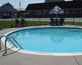 Knights Inn Pembroke - Pembroke - Zwembad