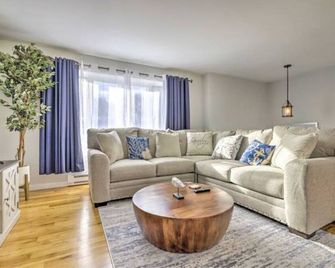 New! Updated Mystic Home W/ Sauna, Hot Tub & Deck - Mystic - Living room