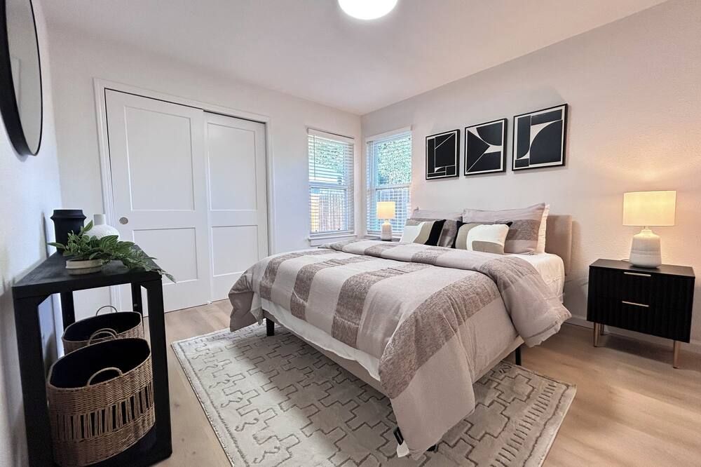 Modern newly renovated 3-bedroom duplex in welcoming Sacramento with Wi-Fi, AC - Sacramento - Quarto