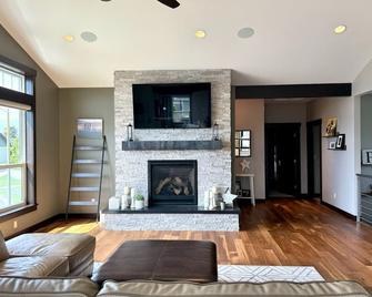 Crown Jewel - Lynden - Living room