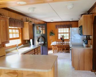Quiet year round lake home, swimming/fishing, near Pictured Rocks, trail access - Shingleton - Kitchen