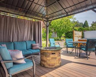 4-bed home w GameRoom, FirePit & Saltwater Hot Tub - Vancouver - Patio