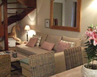 B&b Le Fond De La Cour - Honfleur - Living room
