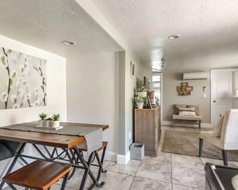 Aspenwood Manor- Calm and cute 1.5 bedroom Apt -Yosemite Falls - Provo - Restaurant