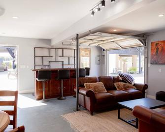 Rainbow Canyon Retreat: Hot Tub, Fire Pit, Games Room - Sleeps 16+ - Fallbrook - Huiskamer