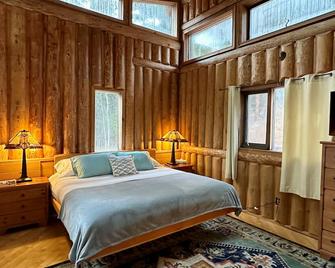New Denver Lodge - New Denver - Bedroom