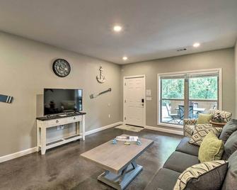 Less Than 1 Mi to Marina Beautiful Bull Shoals Retreat - Bull Shoals - Living room
