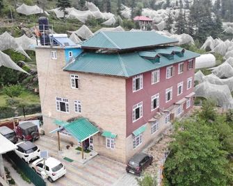 Varindavan Hotel & Restaurant - Khanag - Building