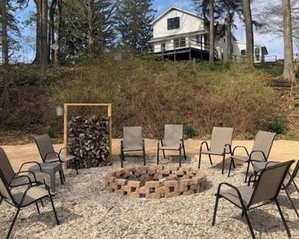 Newly Remodeled, 4 Bedroom, 2.5 Bathroom home on Oxbow Lake in Pentwater. - Pentwater - Patio