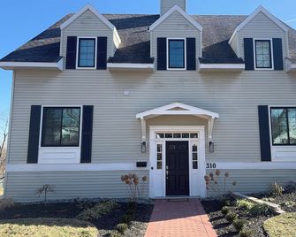 Cozy riverside 1-bedroom retreat in uptown Maumee! - Maumee - Building
