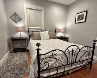 Charming Farmhouse Near Downtown - Salem - Bedroom