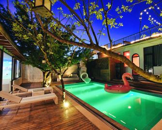 Life is Fruity - Peking - Pool