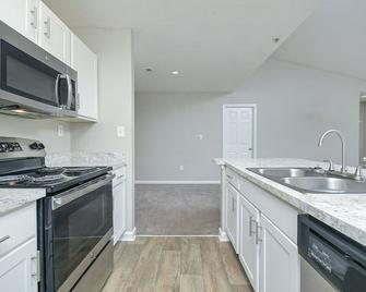 Newnan Lakes 2Bd Corporate Apartment - Newnan - Kitchen