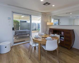 Kirrilly's Cottage- Home away from Home - Burswood - Dining room