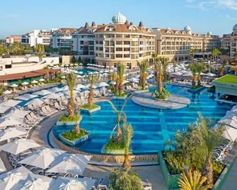 Kirman Belazur Resort & Spa - Boğazkent - Zwembad
