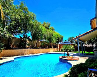 Families! Get-A Ways! Vegas Vacation Haven, 4bd/3bt/Pool/Spa/Bbq - לאס וגאס - בריכה